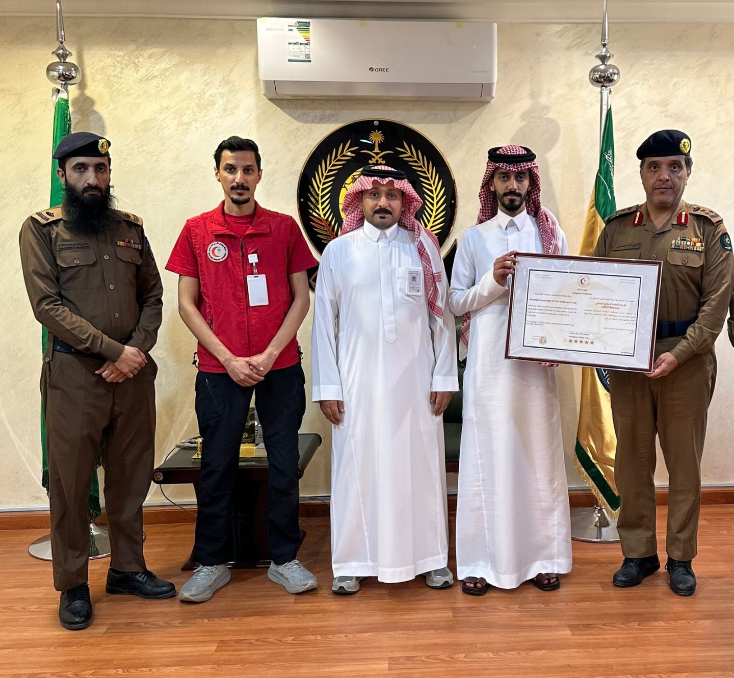 الهلال الأحمر يمنح الدفاع المدني بالطائف شهادة امتثال السلامة الإسعافية