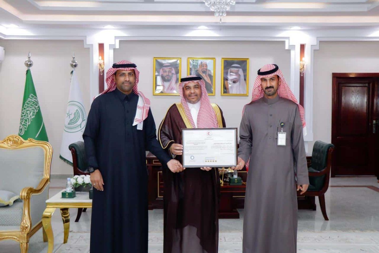فرع هيئة الهلال الأحمر بمنطقة الجوف يسلم مكتب التنمية الاجتماعية بدومة الجندل “شهادة امتثال” ضمن مشروع معاذ