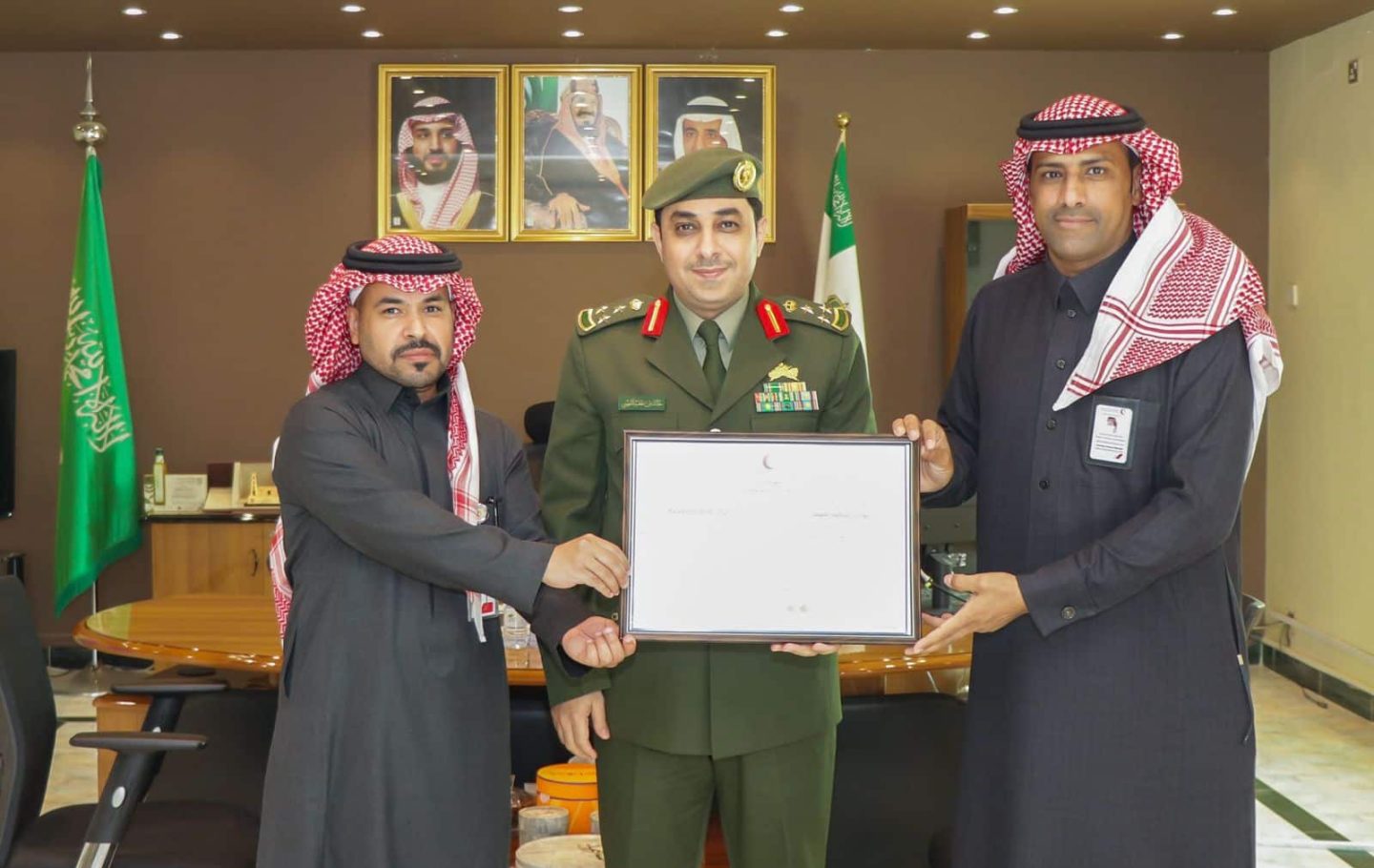 فرع هيئة الهلال الأحمر بمنطقة الجوف يُسلّم جوازات المنطقة “شهادة امتثال” ضمن مشروع معاذ - الصورة الرئيسية